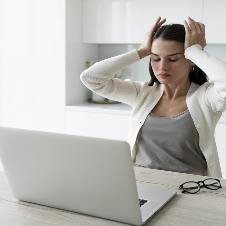 medium-shot-quarantined-woman-working-from-home (1)